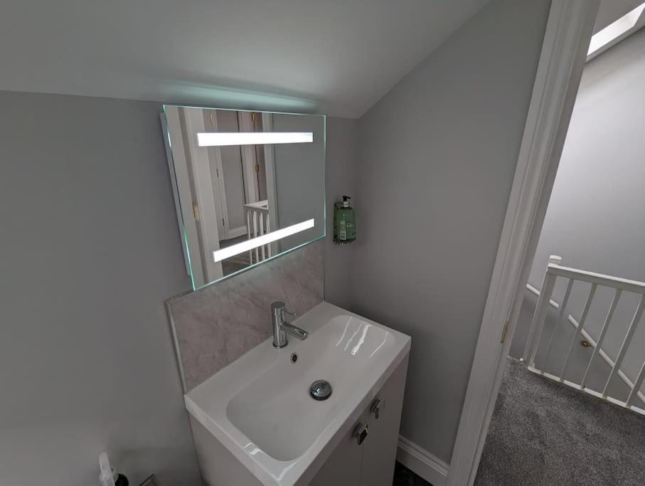 31 High Street - Modern & Stylish 2-Bed Apartment - Inc Parking Husbands Bosworth Eksteriør billede